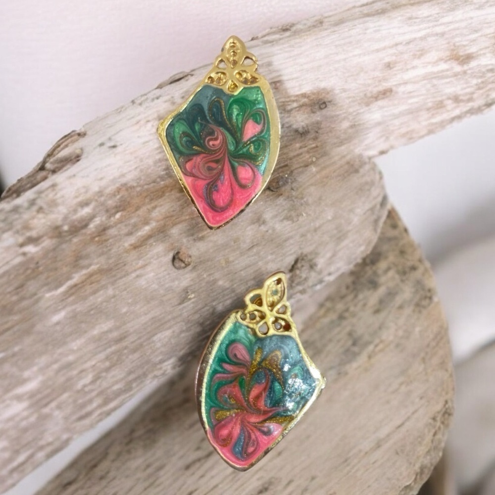 Vintage 80's 90's Fan Shaped Antiqued Goldtone Metal Earrings Enamel Paint